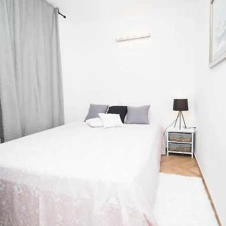 Lola's Apartment Split