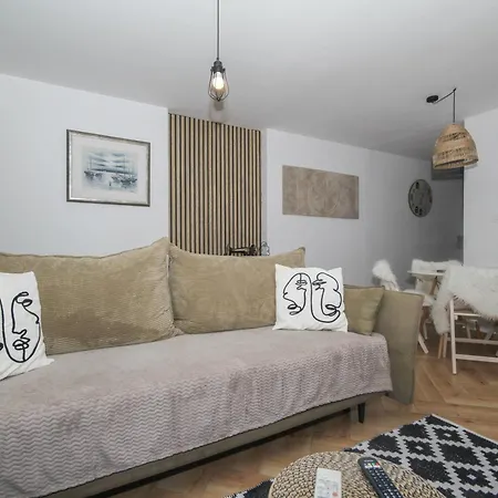 Lola's Lägenhet *